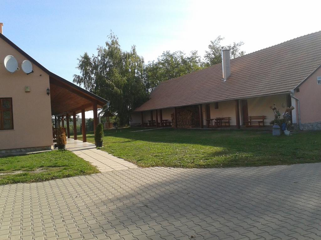Vadaspuszta Vendeghaz Csatka Buitenkant foto